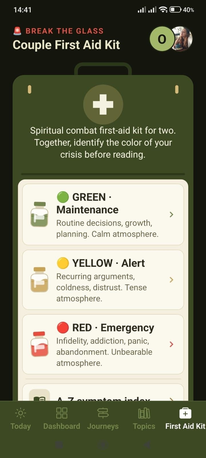 Couple First Aid Kit in 3CORD: green, yellow and red levels to identify together how serious a crisis is.