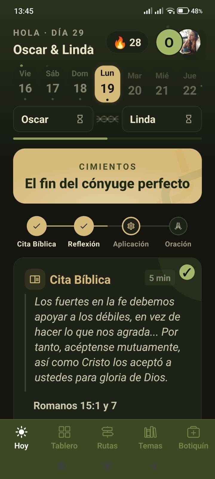 Pantalla Hoy de la app 3CORD: el devocional del día de Oscar y Linda, con la etapa Cimientos, el avance de cita, reflexión, aplicación y oración, y la cita bíblica.